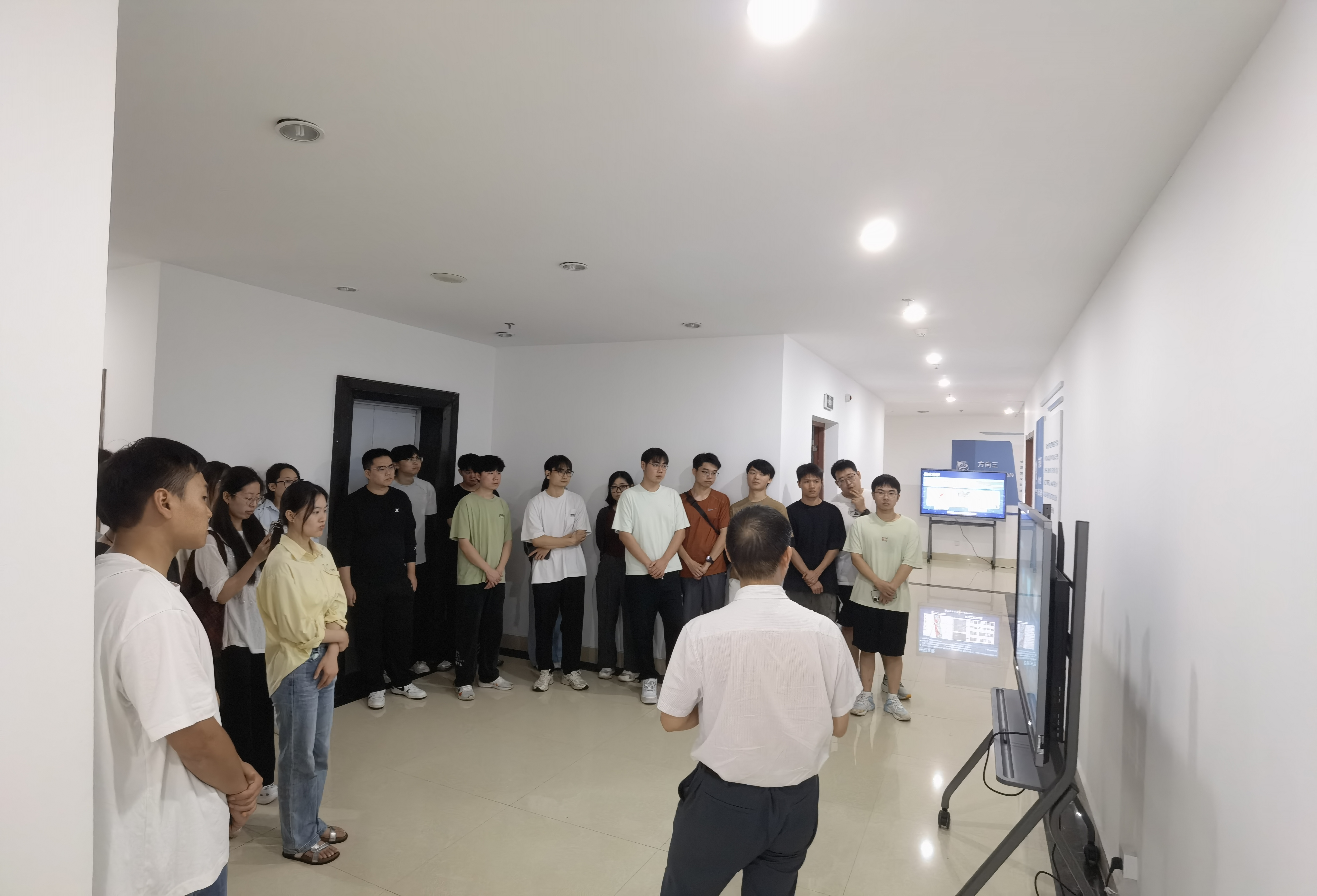 王龙宝老师介绍实验室成果、解答学生问题